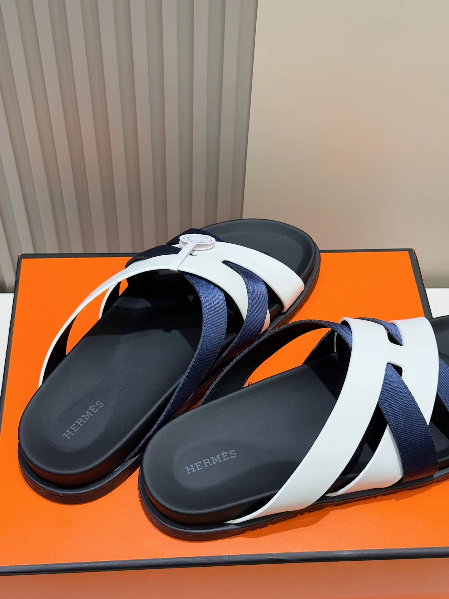 p300💰Men's Shoes Hermes Men's Kazimir Slippers - Top quality woven calfskin functional sandals with an intertwined upper inspired by the "H" iconic pattern to create a casual look, perfect for summer. Imported cowhide + cowhide lining + rubber outsole Size: 39-44 (customized at 38.45.46)